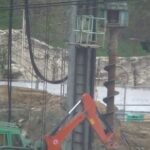 地面の穴掘り用建設機械（建柱機）のドリルが、ドデカく豪快にグルグル回っている動画（１）