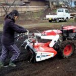 初めての耕運機運転に挑戦する和嶋さん・はじめは畑で練習