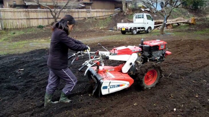 初めての耕運機運転に挑戦する和嶋さん・はじめは畑で練習