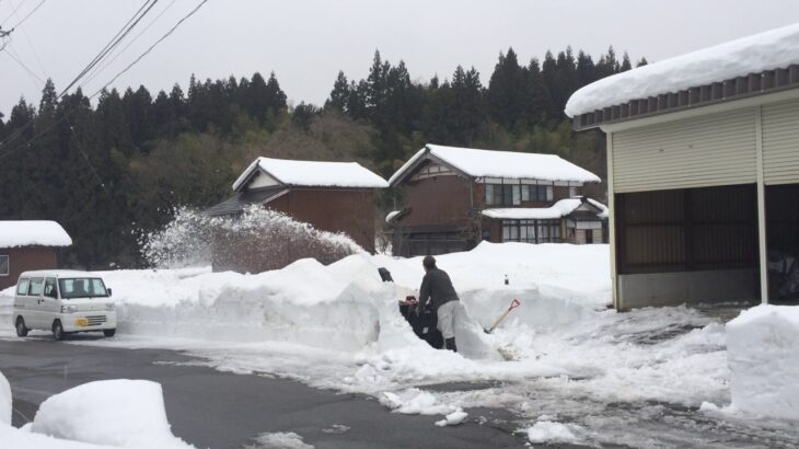 久々のHONDA除雪機—査定買取物件/長岡市水穴町の売り物件ガレージ前の固い雪もなんのその！？