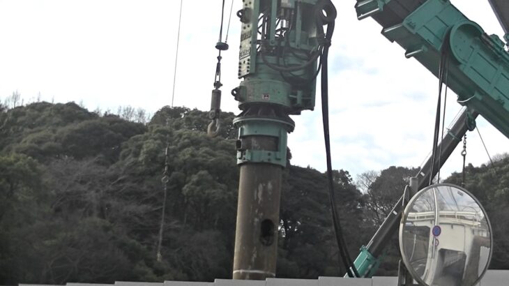 基礎工事　穴掘り　建機　穴掘建柱車　福岡市　動物園