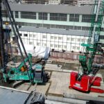 6 穴掘建柱車とパワーショベルの共同作業　(ビル建設　重機　基礎工事)