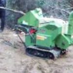 間伐材の処理（KDC 131B）　樹木粉砕機