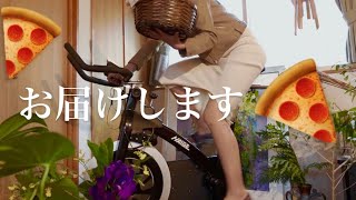 スピンバイク乗りがピザを食べたりバイクを漕いだり