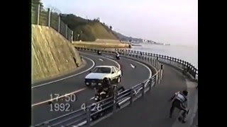【衝撃】車のスピンに突っ込み後続にひかれるバイク【クラッシュ】1992