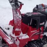 ホンダのハイブリッド除雪機を使った雪かきのデモ