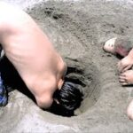 海水浴場で穴掘り　 Dig in the sand at the beach.