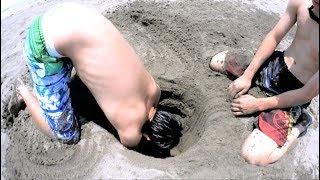 海水浴場で穴掘り　 Dig in the sand at the beach.