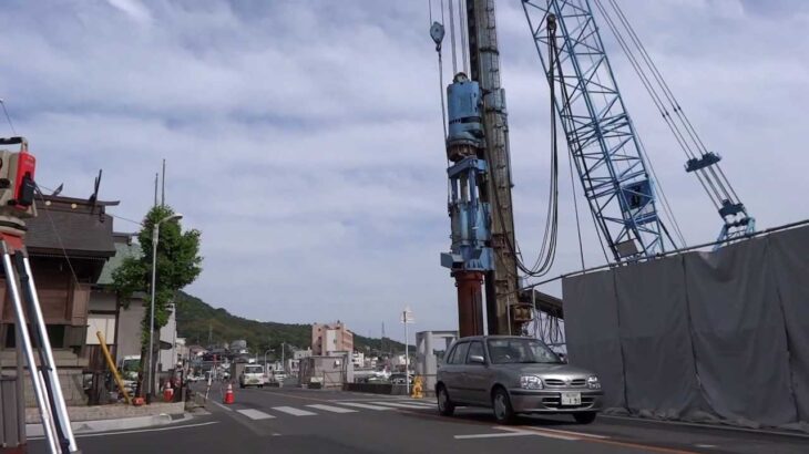 因島土生町えびす神社前でズドーンズドーンと杭打ち工事