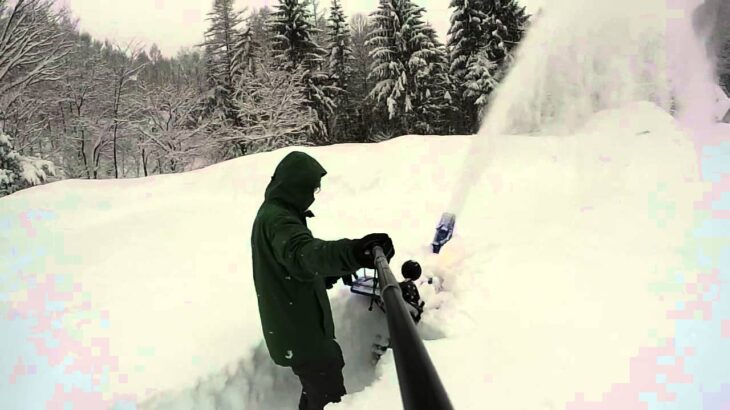 雪に埋まりながら進む、除雪機