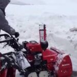 ホンダの小型除雪機を使った雪かきのデモ