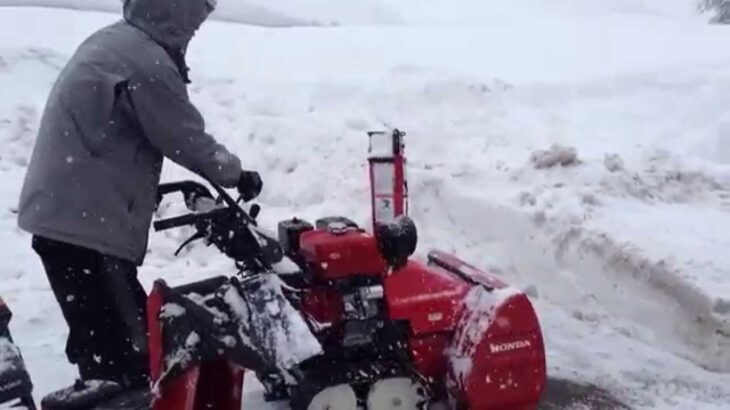 ホンダの小型除雪機を使った雪かきのデモ