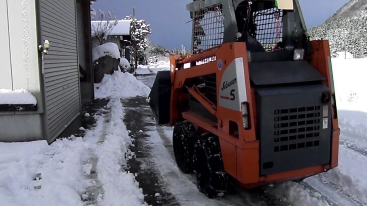 ボブキャットのようなジョブサン　車庫前の除雪　今シーズン初の除雪です　除雪車　除雪機　雪