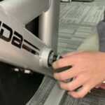 YOSUDA摩擦式スピンバイク-ダブルロックナットを外す方法