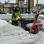 除雪の山を平型スノーダンプと除雪機で除去