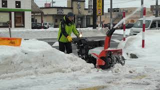 除雪の山を平型スノーダンプと除雪機で除去