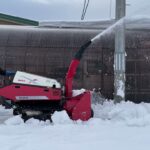爽快！壁際にたまった雪をロータリー式除雪機で除雪
