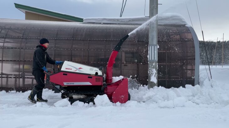 爽快！壁際にたまった雪をロータリー式除雪機で除雪