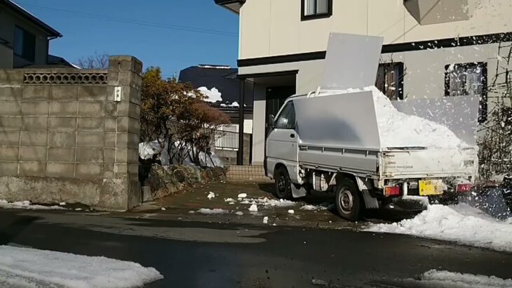 YAMAHA除雪機で玄関の塀に積まれた雪を軽トラの荷台に除雪して雪捨て場に！(1.5m級)