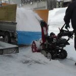 小型除雪機で軽トラに雪積み込み