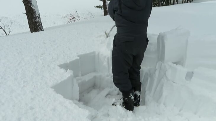 ☆☆　掘削した雪をつかみ・・・除雪する　☆・世界初の画期的な　☆除雪器・・　穴掘りをしてみた・・
