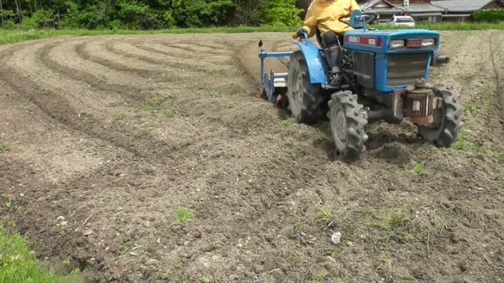 もうすぐ梅雨の季節でしょうか？晴れている間に耕運機をかけて大豆を撒く準備に取りかかる感じです。草刈りもまたやります。