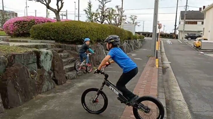 バイクトライアル　公園　遊び