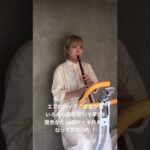 Blow a low whistle while riding an exercise bike エアロバイクをこぎながら笛を吹く人