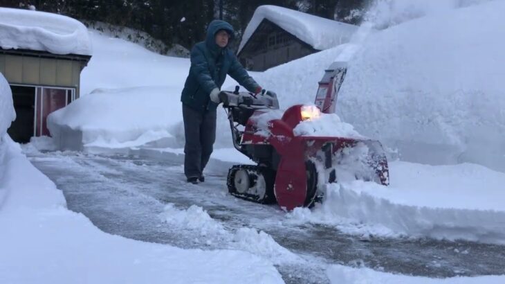 一晩で約30cmの積雪。除雪機で雪除け。