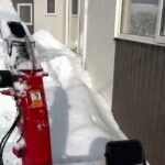 ワドーの中型除雪機（SX1792-N）１７馬力で屋根から落ちた雪を飛ばした