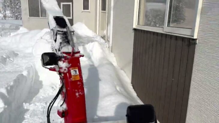 ワドーの中型除雪機（SX1792-N）１７馬力で屋根から落ちた雪を飛ばした