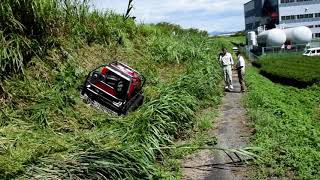 ラジコン草刈り機による草刈りのデモンストレーション