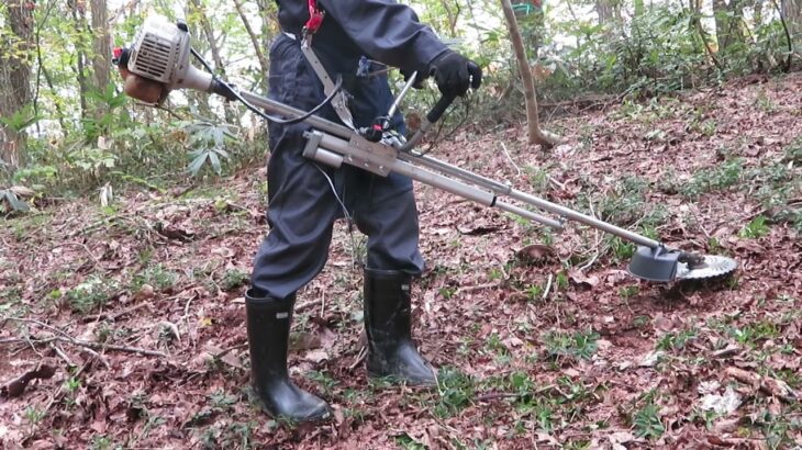 急斜面程・効果を発揮する・草刈り機のポールが伸縮するアタッチメント…