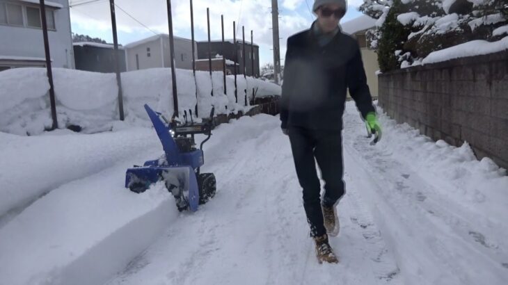 YAMAHAの除雪機（小型）を使って除雪。YAMAHA snowplow (small)