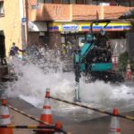 大阪・北堀江で工事中の水道管から水が噴き出す