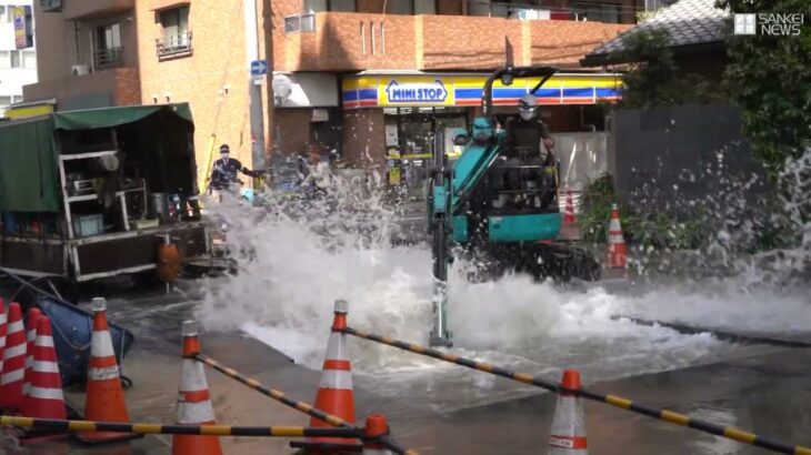 大阪・北堀江で工事中の水道管から水が噴き出す