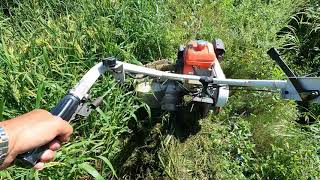 #70　丸山の自走草刈り機で畦畔の草刈りをしています。