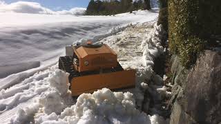 ラジコン草刈り機で雪かき  shoveling snow with a lawn mower