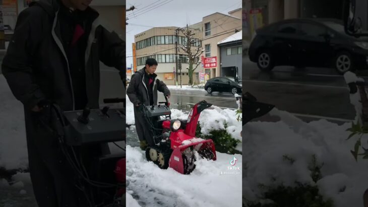 【#Shorts 】遊んでませんよ、福井の雪。除雪機で飛ばす勢い可愛すぎ！！