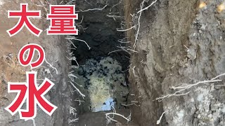 ユンボで地面を掘ったら水が出た！しかしトラブル発生…【DIY井戸掘り】