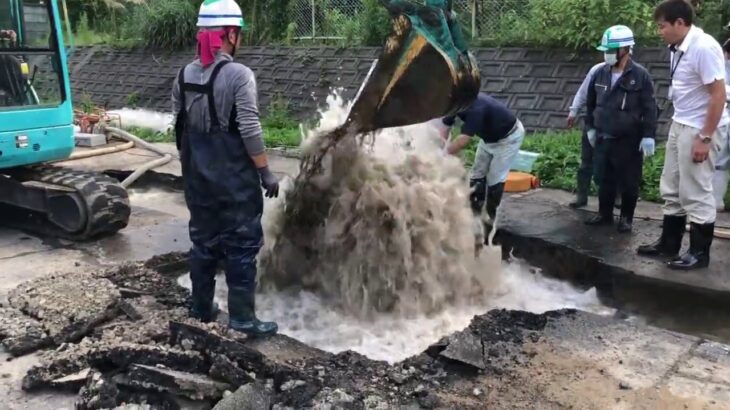 弥彦で水道管が破損 They fixed a broken water pipe.