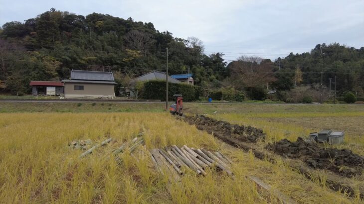 昔ながらの暗渠排水　穴掘り作業？