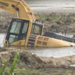 なぜ？重機3台が次々と池のぬかるみにはまり立ち往生　名古屋市は引き上げ急ぐ