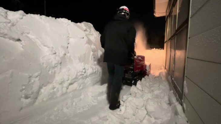 除雪機による通路排雪作業