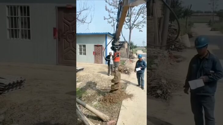 पापा ने अचानक बीच रोड में गड्ढा कर दिया फिर गांव वालों ने जो किया 😲😲#shorts #shortsfeed #shortsviral