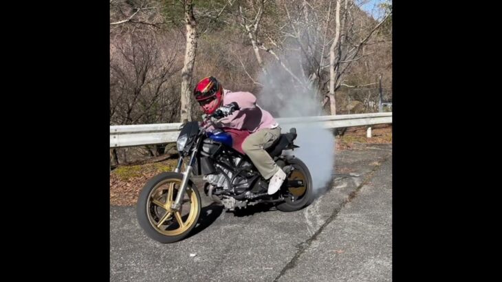 ホイールスピンしてからドリフト　#バイク #モトブログ #motorbike #motovlog #motorcycle #drift #drifting #vtr250 #shortvideo