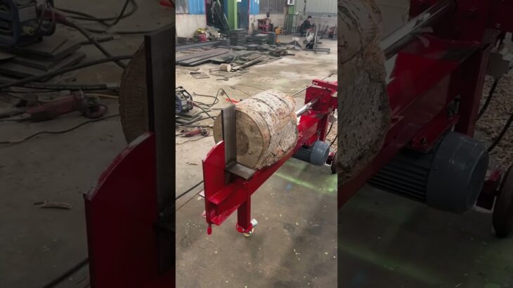 Small electric wood splitter with a stroke of 1 meter