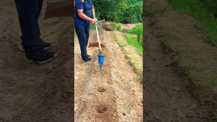 Alat cerdas untuk membuat lubang tanam dengan mudah #shorts