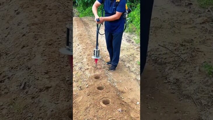 PERTANIAN KEREN || Alat cerdas untuk membuat lubang tanam dengan mudah #shorts