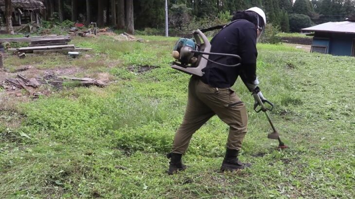 草刈り作業後に廃墟周りを耕運機で耕して畑にしていく